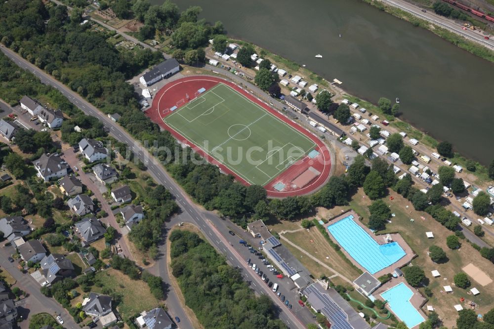 Cochem von oben - Sportplatz- Fussballplatz, Schwimmbad und Campingplatz am Ufer der Mosel in Cochem im Bundesland Rheinland-Pfalz, Deutschland