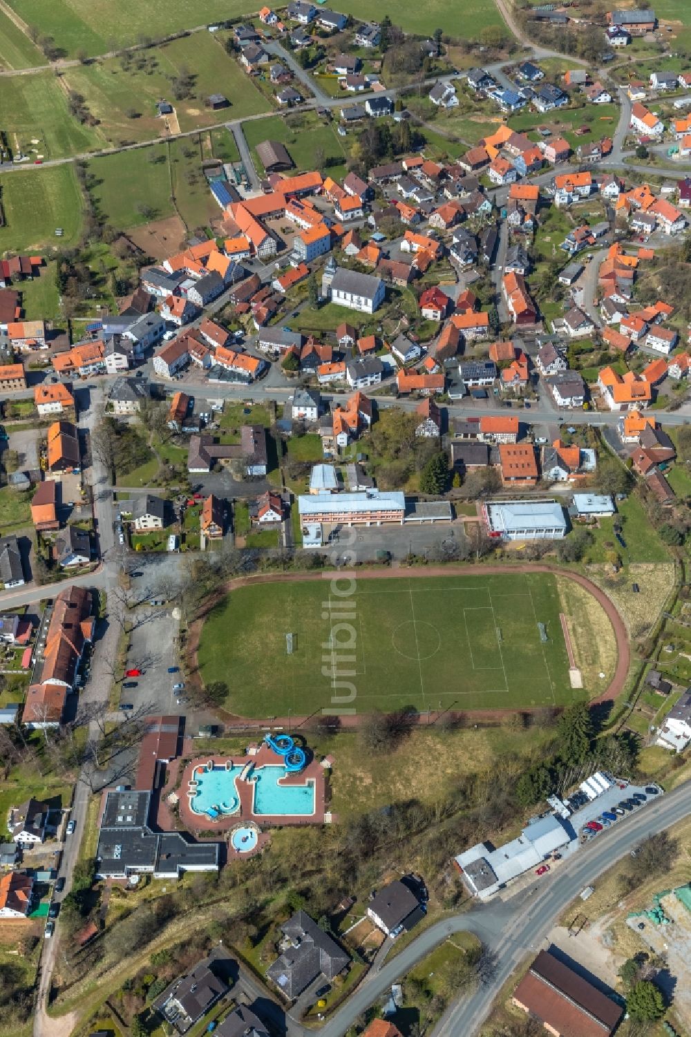 Luftaufnahme Vöhl - Sportplatz- Fussballplatz und das Schwimmbad Henkel-Erlebnisbad in Vöhl im Bundesland Hessen, Deutschland