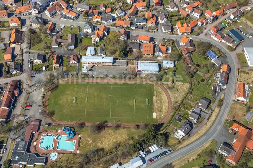 Vöhl von oben - Sportplatz- Fussballplatz und das Schwimmbad Henkel-Erlebnisbad in Vöhl im Bundesland Hessen, Deutschland