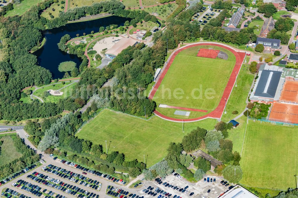 Norderney von oben - Sportplatz- Fussballplatz Sportanlagen an der Mühle mit Tennisplätzen auf der Insel Norderney im Bundesland Niedersachsen, Deutschland