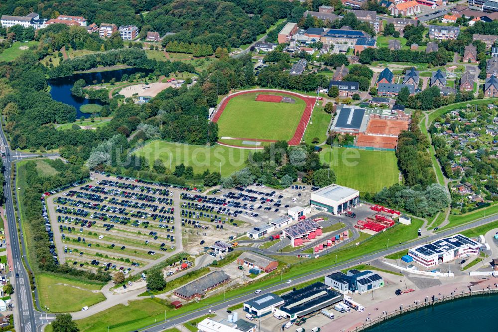 Norderney aus der Vogelperspektive: Sportplatz- Fussballplatz Sportanlagen an der Mühle mit Tennisplätzen auf der Insel Norderney im Bundesland Niedersachsen, Deutschland