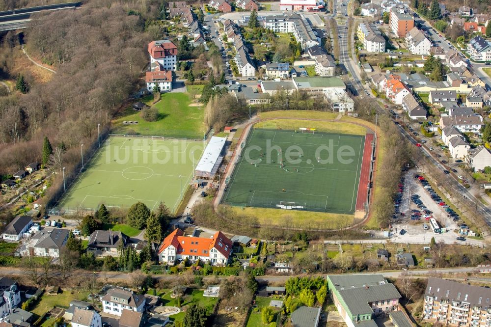 Velbert von oben - Sportplatz- Fussballplatz Sportclub Velbert eV an der Von-Böttinger-Straße in Velbert im Bundesland Nordrhein-Westfalen