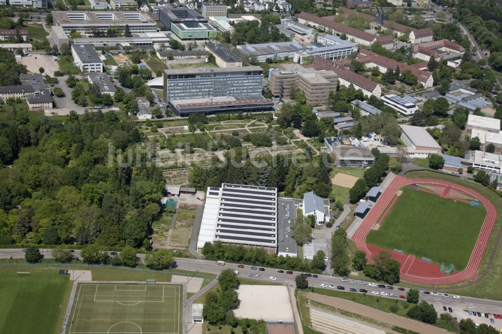 Mainz aus der Vogelperspektive: Sportplatz- Fussballplatz mit Sporthalle des USC Mainz e.V. in Mainz im Bundesland Rheinland-Pfalz, Deutschland