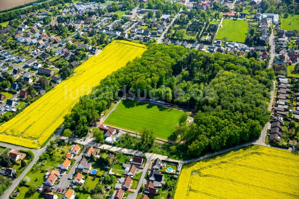 Hamm aus der Vogelperspektive: Sportplatz- Fussballplatz des Sportvereins Westfalia Rhynern e. V. in Hamm im Bundesland Nordrhein-Westfalen