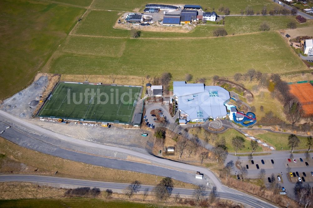 Schmallenberg von oben - Sportplatz- Fussballplatz vom Sportzentrum am Sauerlandbad in Schmallenberg im Bundesland Nordrhein-Westfalen