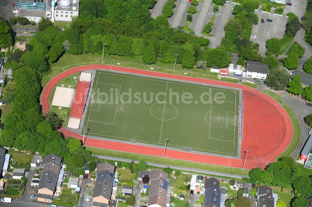 Niederkassel von oben - Sportplatz- Fussballplatz SpVgg Lülsdorf-Ranzel 1959 e.V. im Ortsteil Lülsdorf in Niederkassel im Bundesland Nordrhein-Westfalen, Deutschland