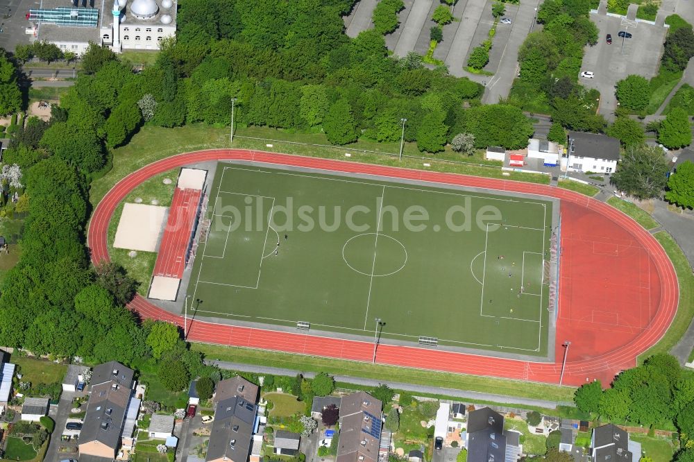 Niederkassel aus der Vogelperspektive: Sportplatz- Fussballplatz SpVgg Lülsdorf-Ranzel 1959 e.V. im Ortsteil Lülsdorf in Niederkassel im Bundesland Nordrhein-Westfalen, Deutschland