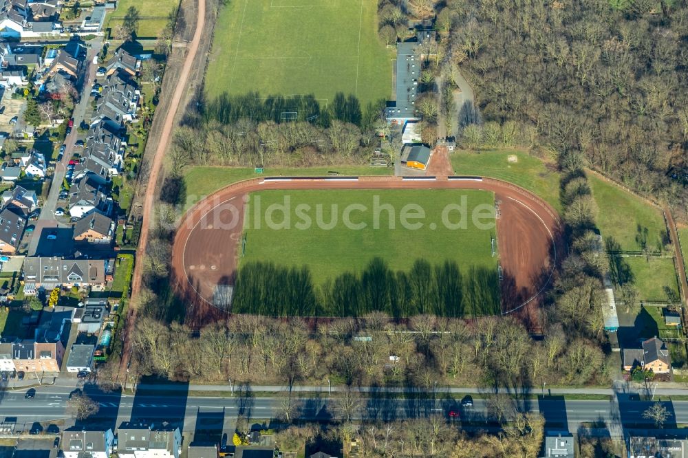 Dinslaken aus der Vogelperspektive: Sportplatz- Fussballplatz des SC Wacker Dinslaken 1919 e.V. am Augustaplatz in Dinslaken im Bundesland Nordrhein-Westfalen, Deutschland