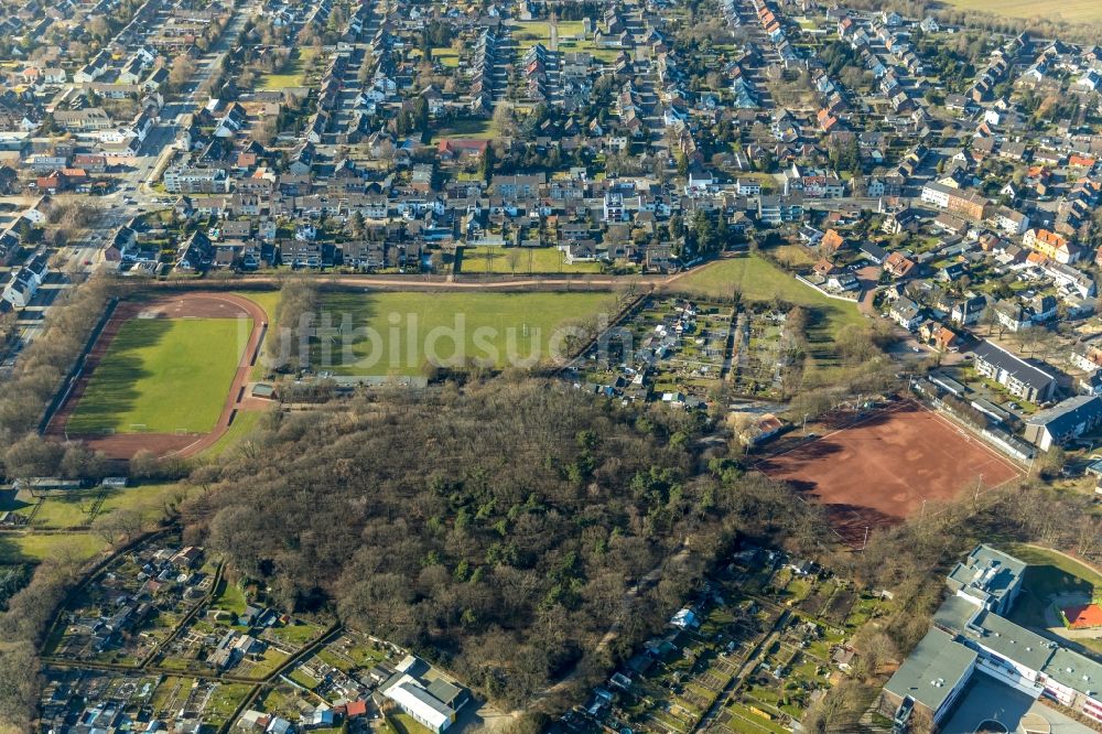 Dinslaken aus der Vogelperspektive: Sportplatz- Fussballplatz des SC Wacker Dinslaken 1919 e.V. am Augustaplatz in Dinslaken im Bundesland Nordrhein-Westfalen, Deutschland