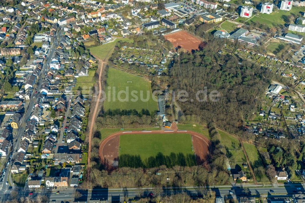 Luftaufnahme Dinslaken - Sportplatz- Fussballplatz des SC Wacker Dinslaken 1919 e.V. am Augustaplatz in Dinslaken im Bundesland Nordrhein-Westfalen, Deutschland