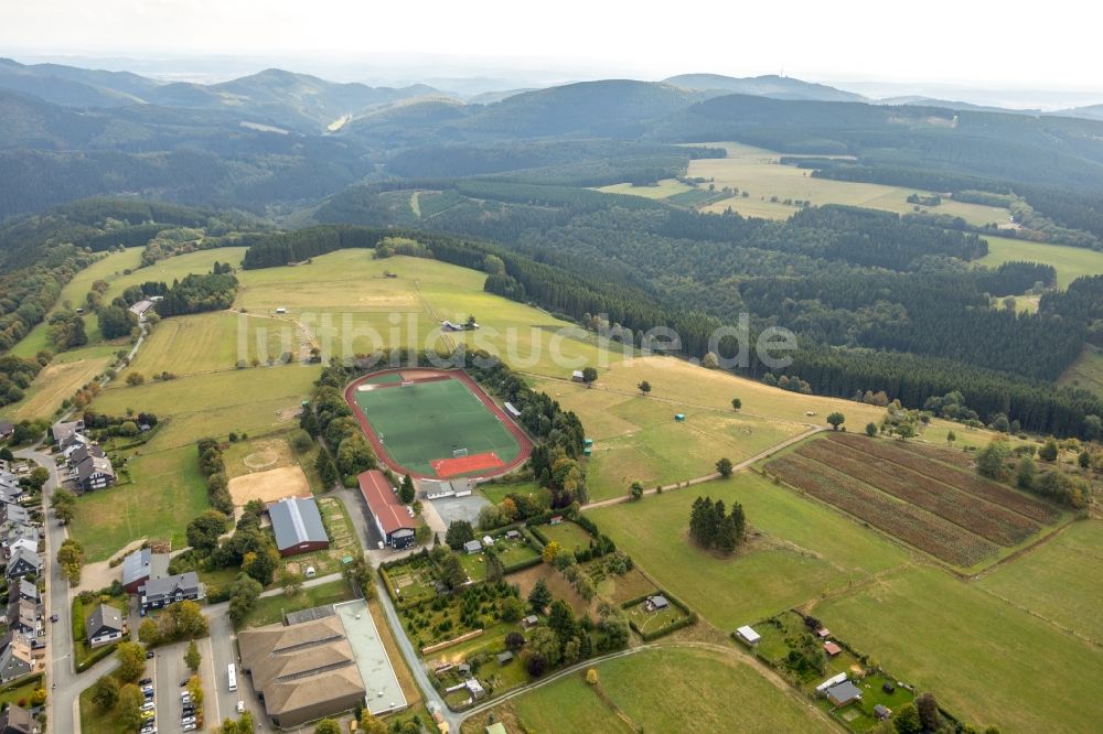 Winterberg von oben - Sportplatz- Fussballplatz in Winterberg im Bundesland Nordrhein-Westfalen, Deutschland