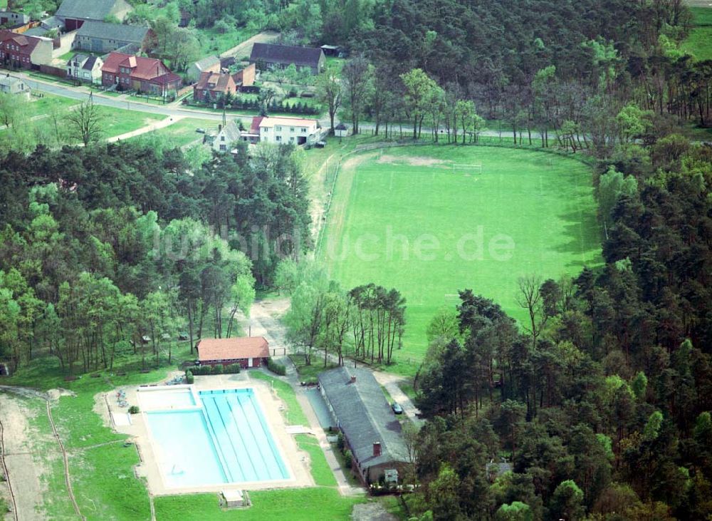 Liesten aus der Vogelperspektive: Sportplatz in Liesten / Sachsen - Anhalt 09.05.2002