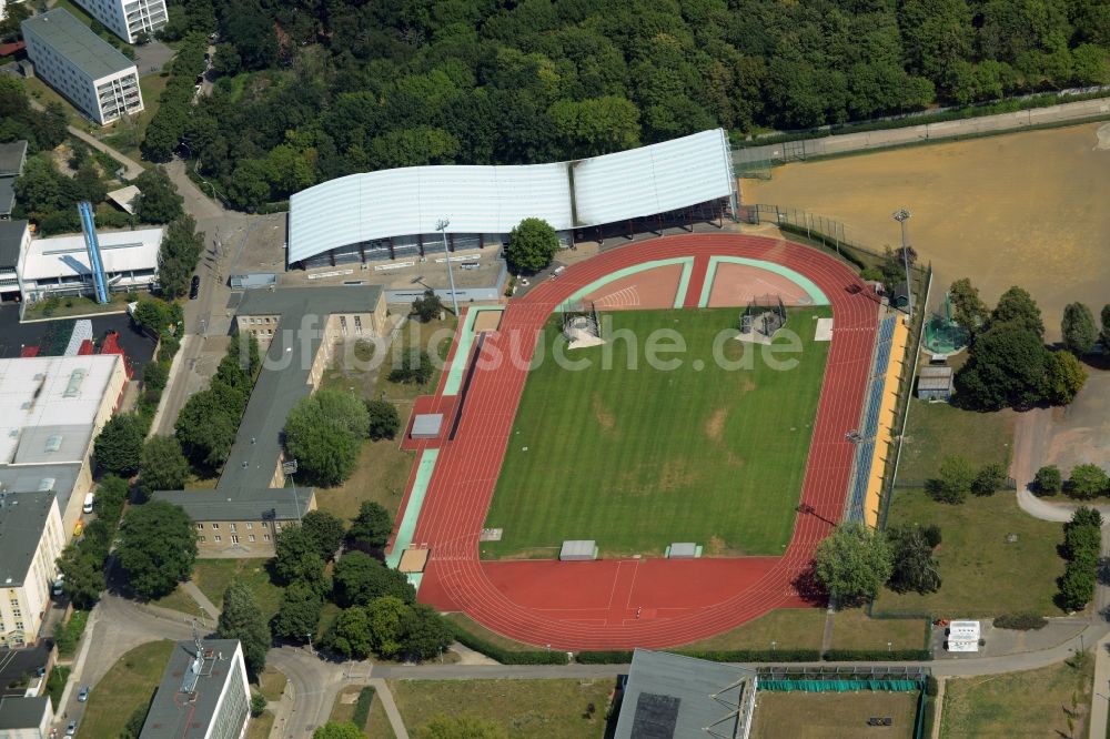 Luftaufnahme Berlin - Sportplatz im Norden des Sportforums Hohenschönhausen im Ortsteil Alt-Hohenschönhausen im Bezirk Lichtenberg in Berlin