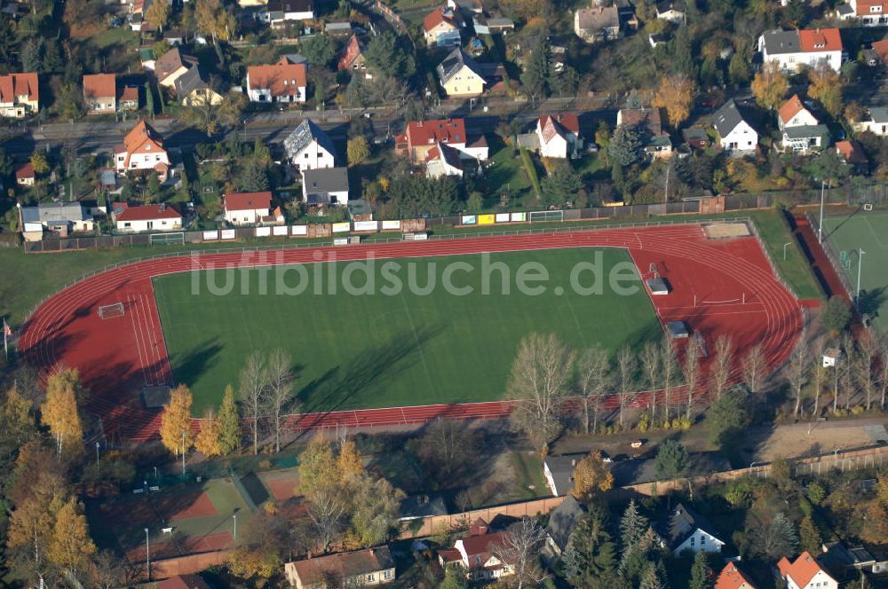 Berlin aus der Vogelperspektive: Sportplatz Am Rosenhang in Berlin-Mahlsdorf