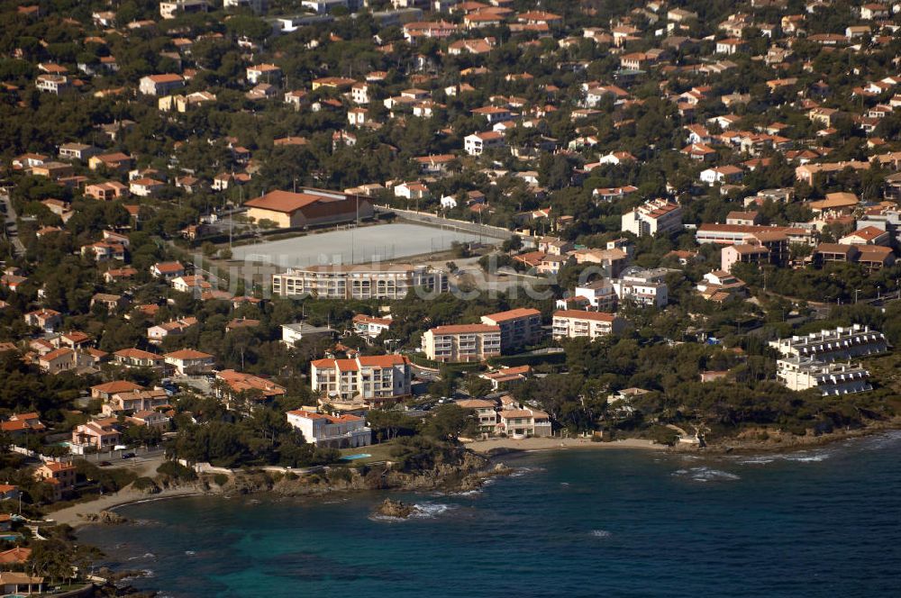 Saint-Aygulf aus der Vogelperspektive: Sportplatz von Saint-Aygulf an der Cote d'Azur in Frankreich