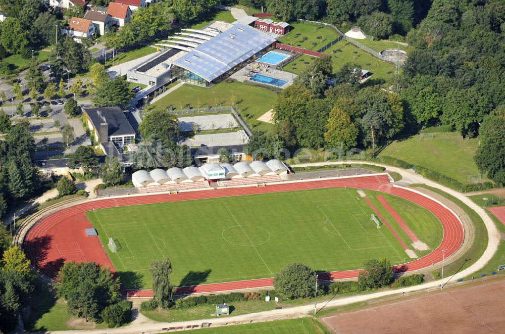 Kelsterbach von oben - Sportplatz und Sport- und Wellnessbad in Kelsterbach