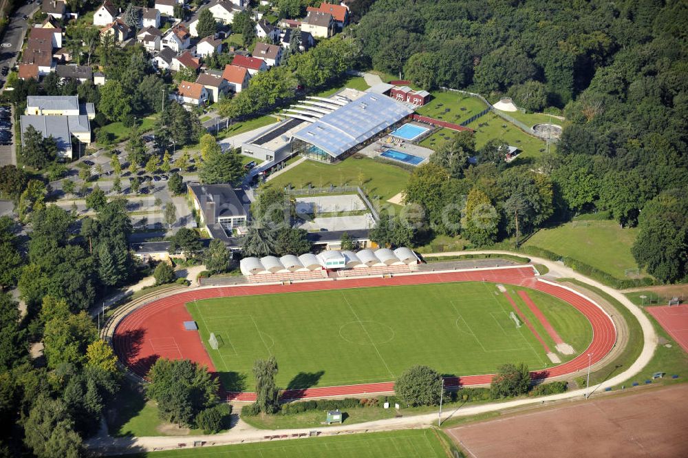 Kelsterbach aus der Vogelperspektive: Sportplatz und Sport- und Wellnessbad in Kelsterbach