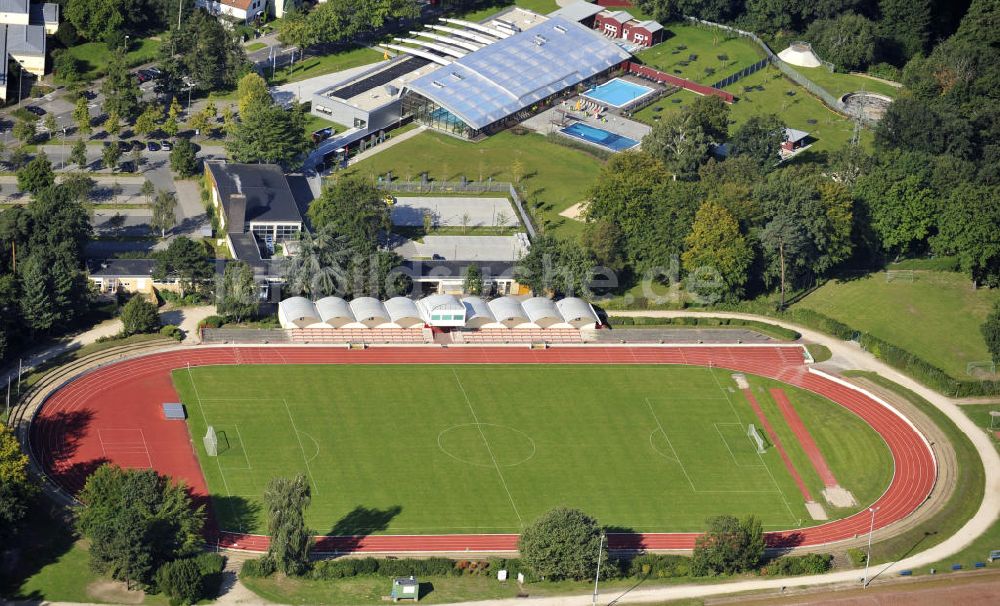 Luftbild Kelsterbach - Sportplatz und Sport- und Wellnessbad in Kelsterbach