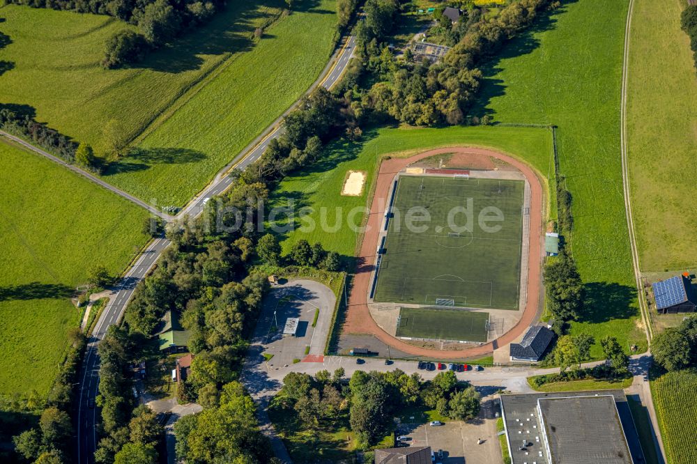 Balve von oben - Sportplatz der Städtische Realschule Balve in Balve im Bundesland Nordrhein-Westfalen, Deutschland