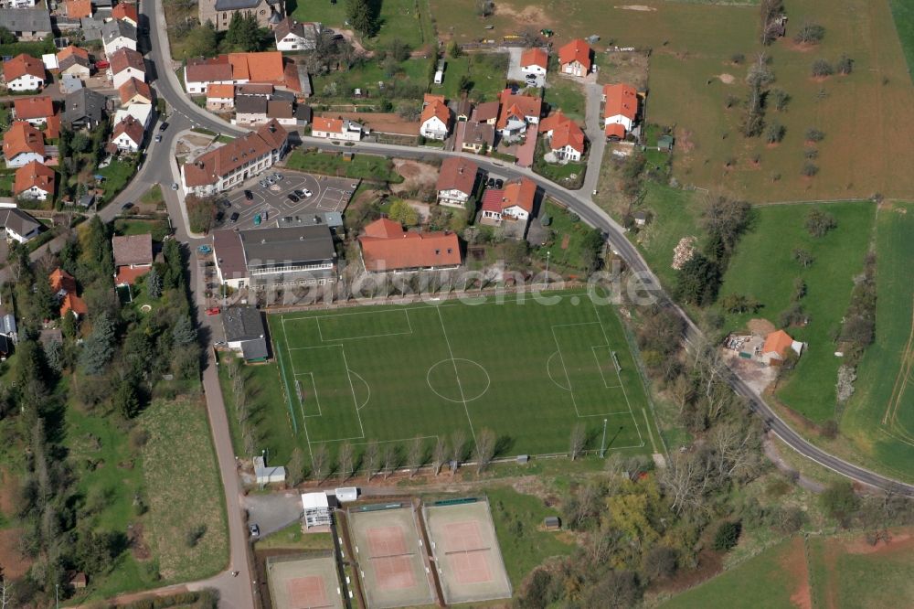 Weinsheim aus der Vogelperspektive: Sportplatz in Weinsheim im Bundesland Rheinland-Pfalz