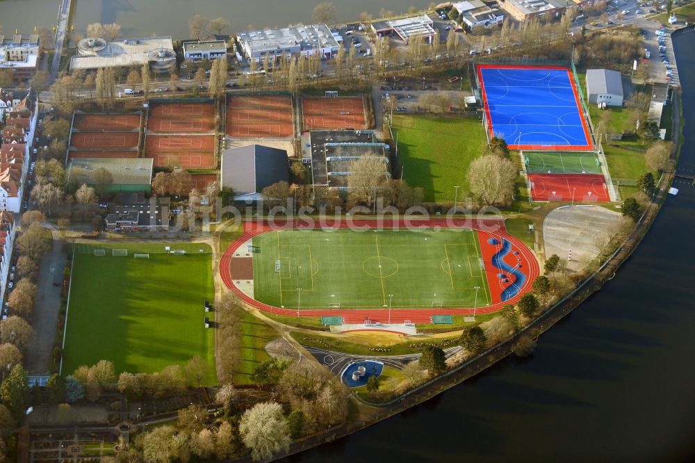 Lübeck aus der Vogelperspektive: Sportplatzanlagen des Lübecker Ballspielverein Phoenix von 1903 e. V. in Lübeck im Bundesland Schleswig-Holstein, Deutschland