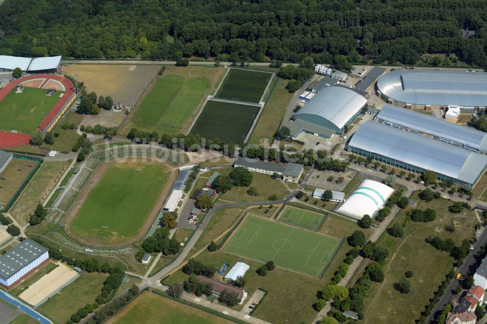 Luftaufnahme Berlin - Sportplätze und Hallen des Sportforums Hohenschönhausen im Ortsteil Alt-Hohenschönhausen im Bezirk Lichtenberg in Berlin