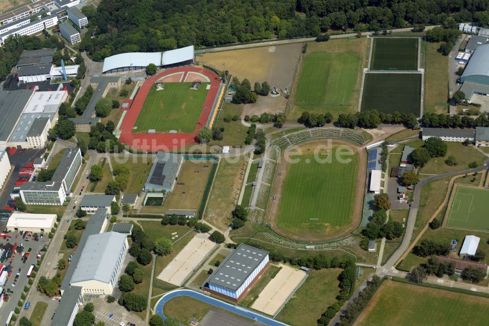 Luftbild Berlin - Sportplätze und Hallen des Sportforums Hohenschönhausen im Ortsteil Alt-Hohenschönhausen im Bezirk Lichtenberg in Berlin