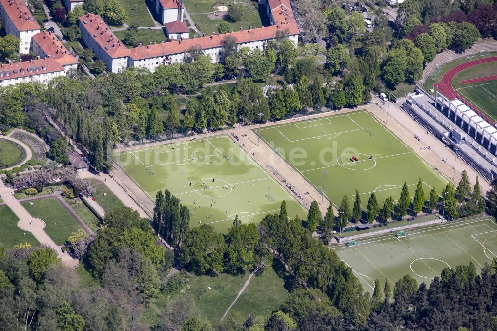 Berlin von oben - Sportplätze in der Parkanlage Volkspark Mariendorf im Bezirk Tempelhof-Schöneberg in Berlin