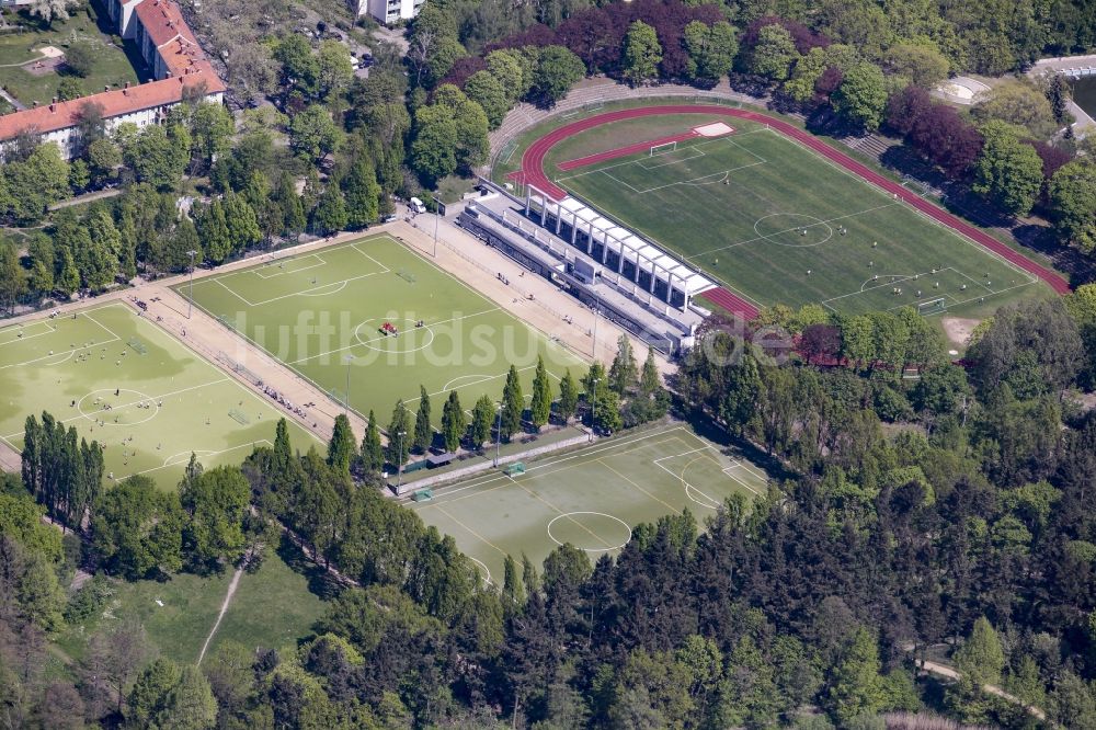 Luftbild Berlin - Sportplätze in der Parkanlage Volkspark Mariendorf im Bezirk Tempelhof-Schöneberg in Berlin