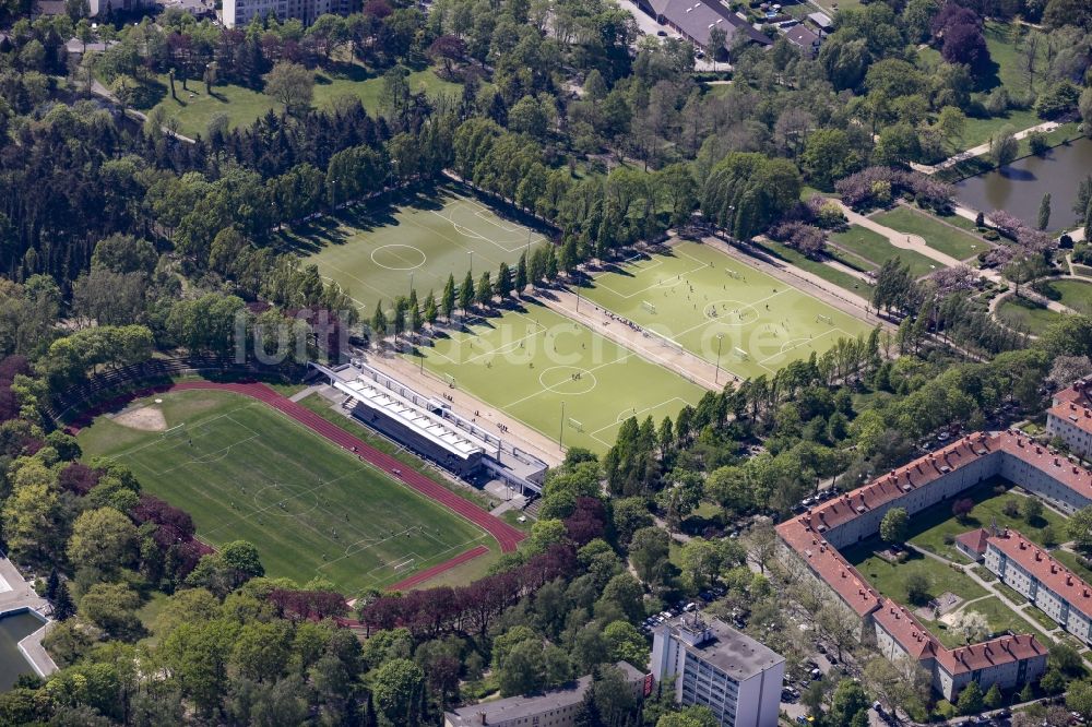 Luftaufnahme Berlin - Sportplätze in der Parkanlage Volkspark Mariendorf im Bezirk Tempelhof-Schöneberg in Berlin