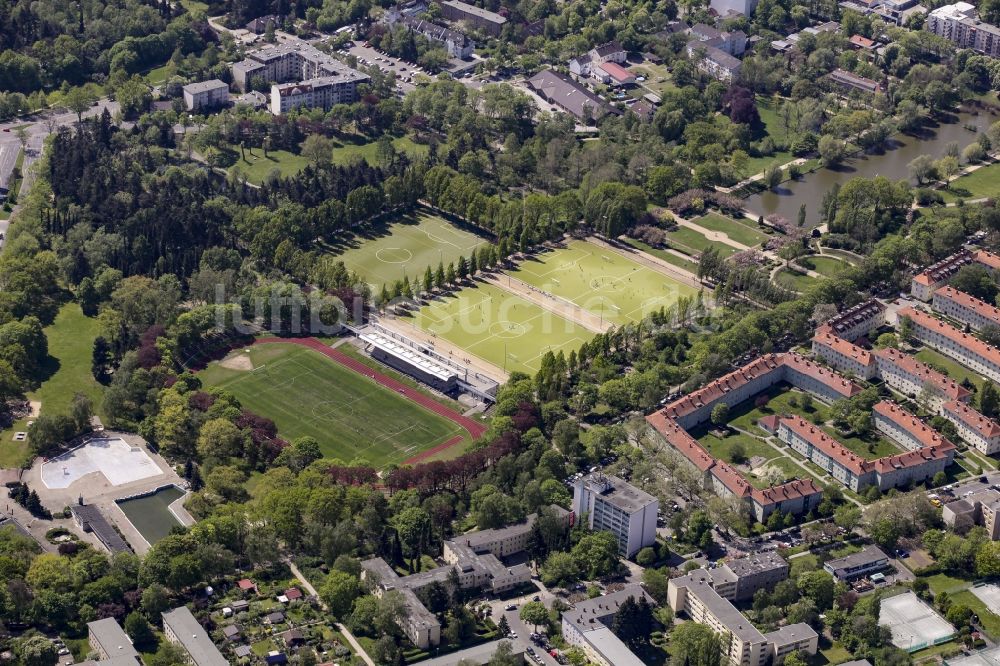 Berlin von oben - Sportplätze in der Parkanlage Volkspark Mariendorf im Bezirk Tempelhof-Schöneberg in Berlin