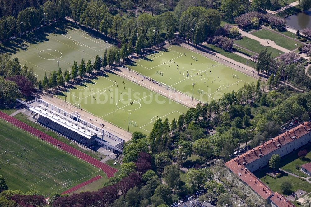 Berlin aus der Vogelperspektive: Sportplätze in der Parkanlage Volkspark Mariendorf im Bezirk Tempelhof-Schöneberg in Berlin