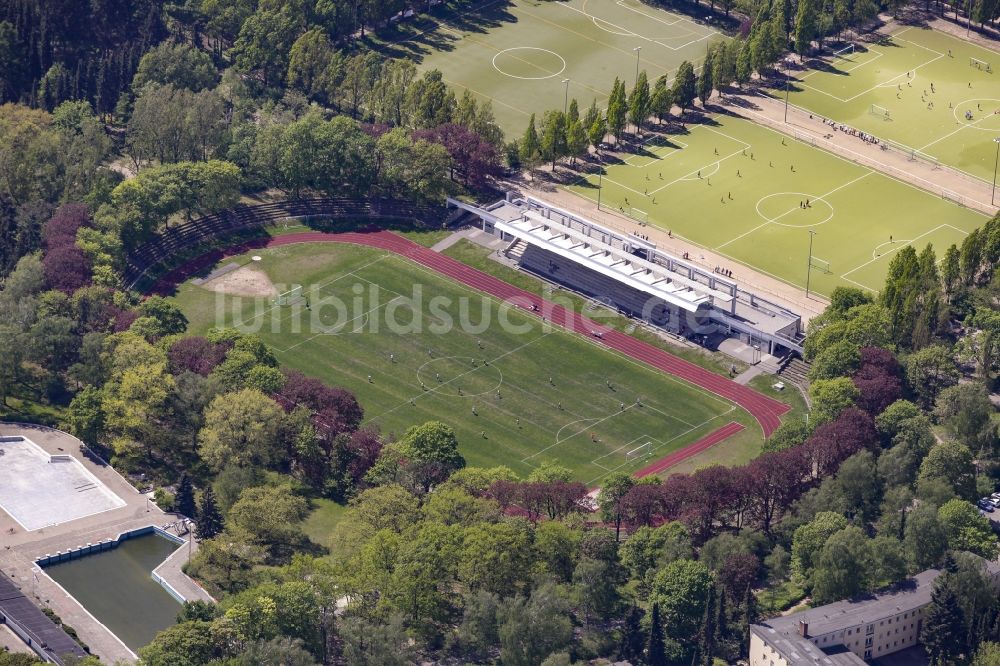 Luftbild Berlin - Sportplätze in der Parkanlage Volkspark Mariendorf im Bezirk Tempelhof-Schöneberg in Berlin