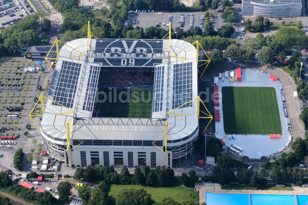 Dortmund von oben - Sportstatten-Gelande der Arena des Stadion in Dortmund im Bundesland Nordrhein-Westfalen