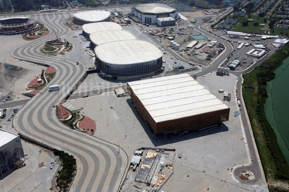 Rio de Janeiro von oben - Sportstätten-Gelände der Arena Future Arena im Olympiapark Parque Olímpico da Barra Av. Embaixador Abelardo in Rio de Janeiro in State of Rio de Janeiro, Brasilien