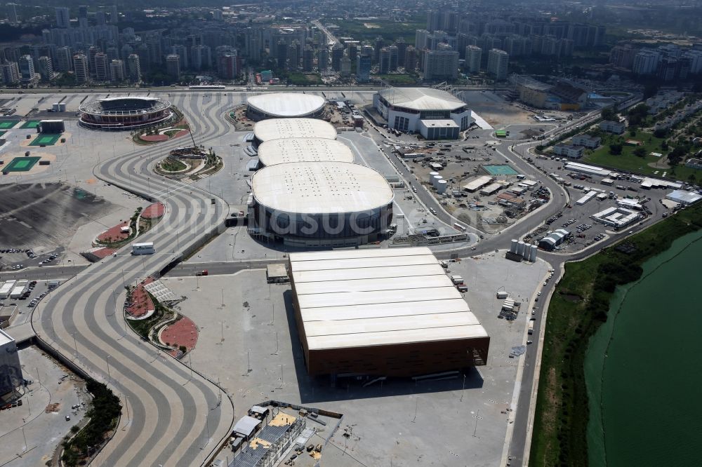 Rio de Janeiro von oben - Sportstätten-Gelände der Arena Future Arena im Olympiapark Parque Olímpico da Barra Av. Embaixador Abelardo in Rio de Janeiro in State of Rio de Janeiro, Brasilien