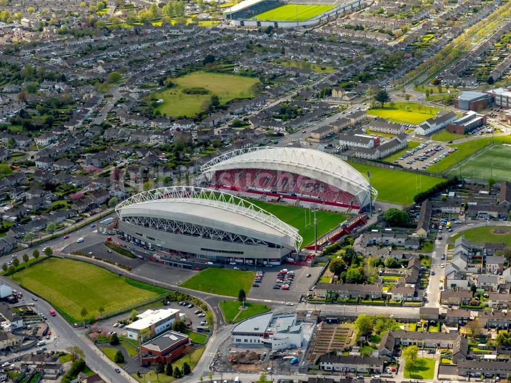 Limerick von oben - Sportstätten-Gelände der Arena des Ragby- Stadion in Limerick, Irland