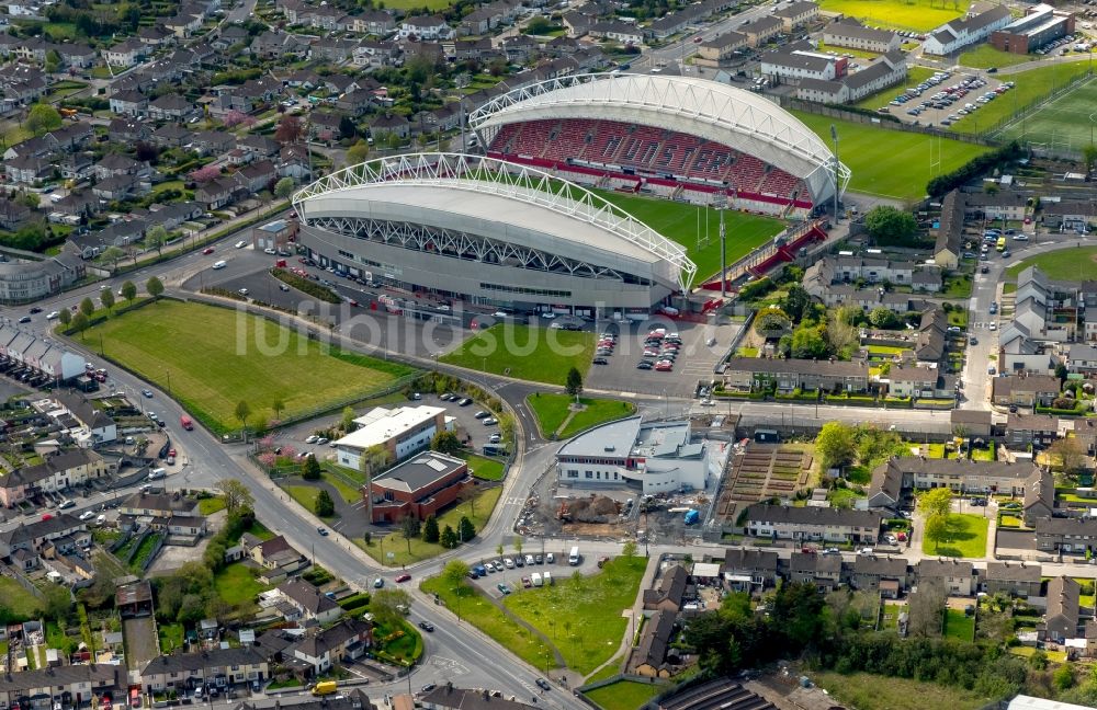 Limerick aus der Vogelperspektive: Sportstätten-Gelände der Arena des Ragby- Stadion in Limerick, Irland