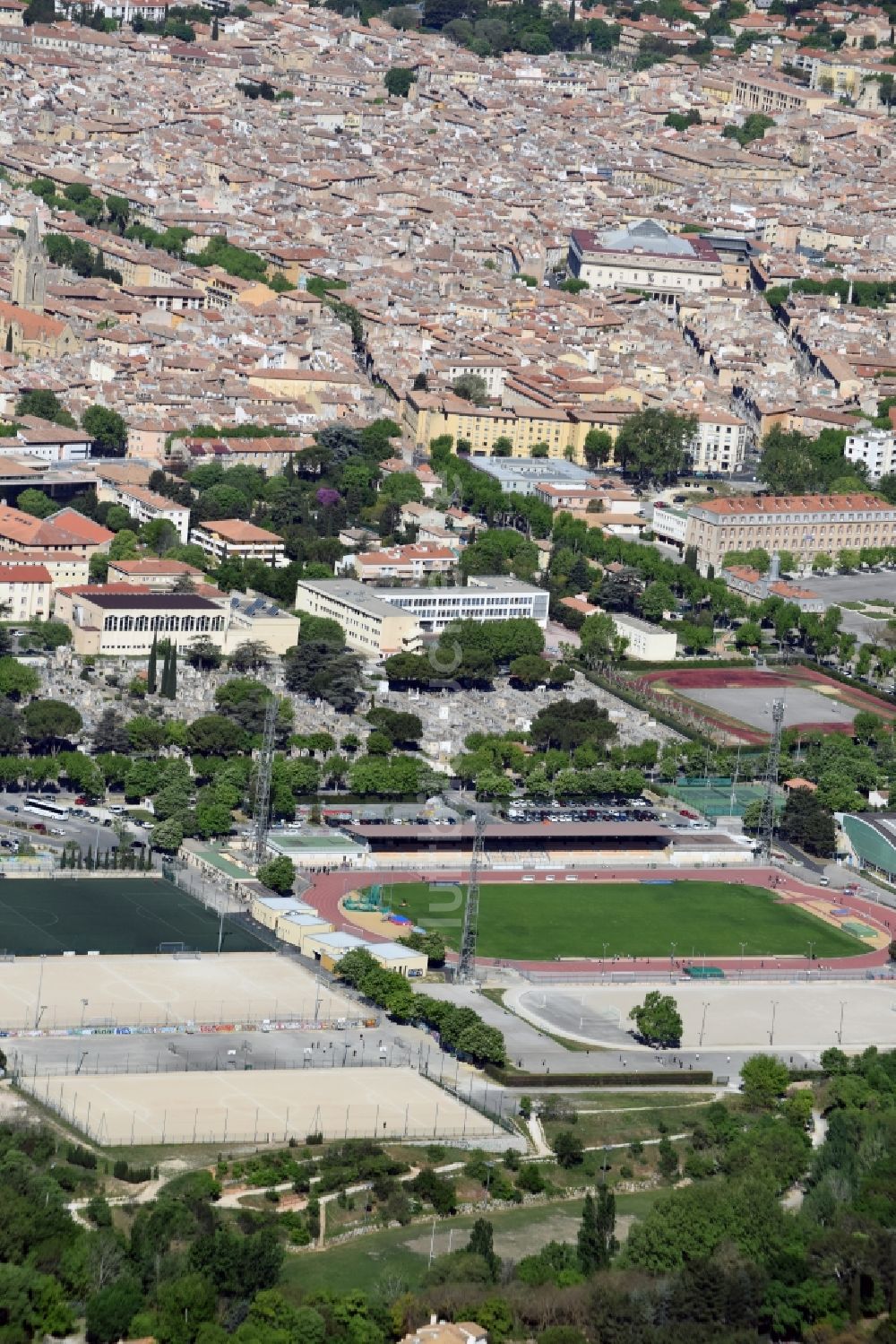 Aix-en-Provence aus der Vogelperspektive: Sportstätten-Gelände der Arena des Stadion in Aix-en-Provence in Provence-Alpes-Cote d'Azur, Frankreich