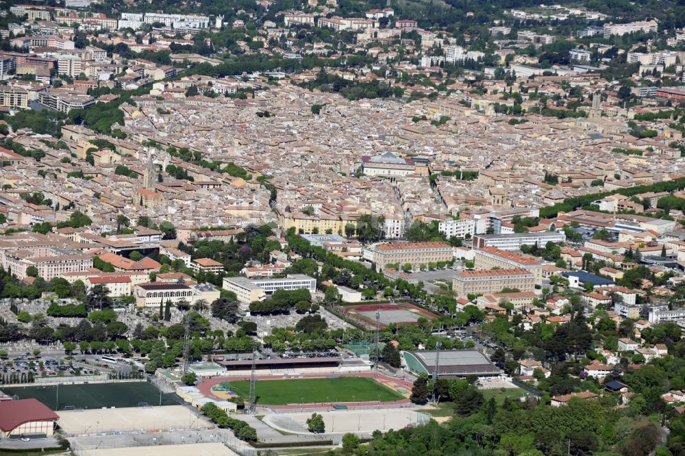 Luftaufnahme Aix-en-Provence - Sportstätten-Gelände der Arena des Stadion in Aix-en-Provence in Provence-Alpes-Cote d'Azur, Frankreich