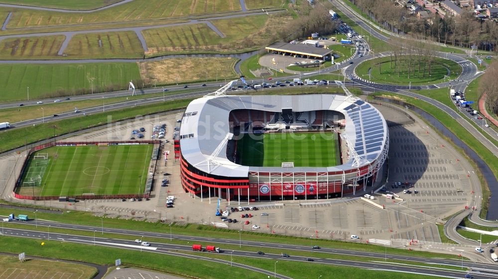 Alkmaar aus der Vogelperspektive: Sportstätten-Gelände der Arena des Stadion in Alkmaar in Noord-Holland, Niederlande