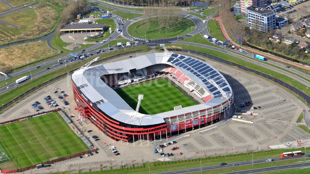 Luftaufnahme Alkmaar - Sportstätten-Gelände der Arena des Stadion in Alkmaar in Noord-Holland, Niederlande