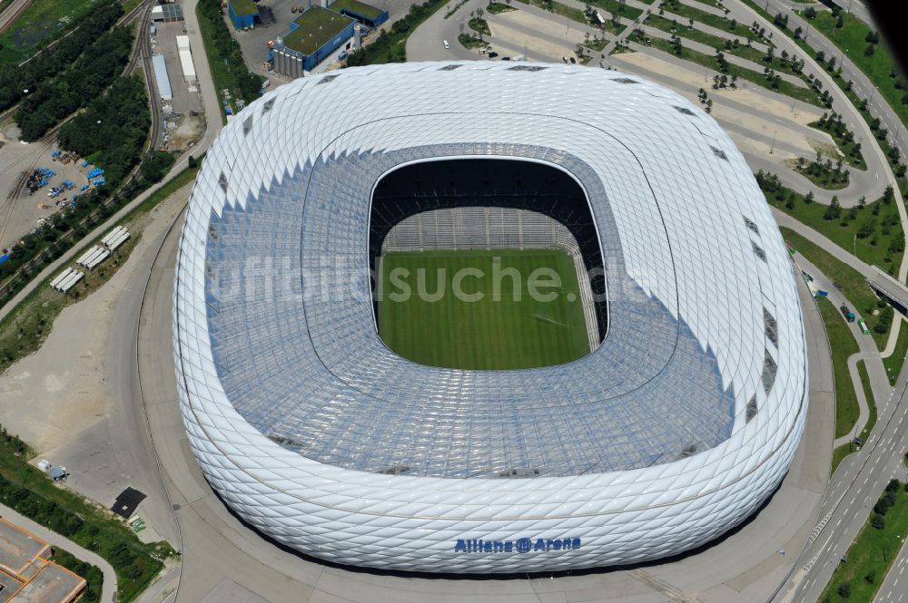 München von oben - Sportstätten-Gelände der Arena des Stadion Allianz Arena in München im Bundesland Bayern, Deutschland