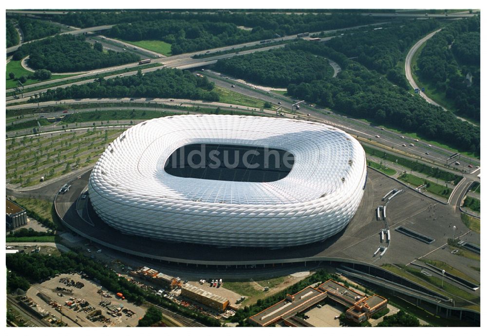 München von oben - Sportstätten-Gelände der Arena des Stadion Allianz Arena in München im Bundesland Bayern, Deutschland