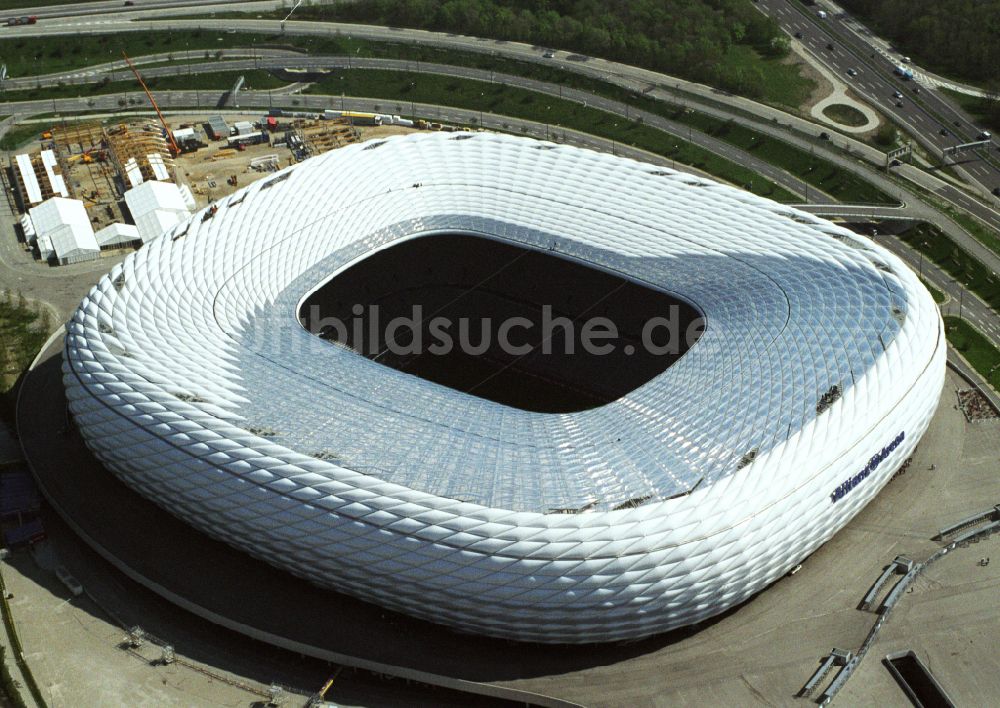 Luftaufnahme München - Sportstätten-Gelände der Arena des Stadion Allianz Arena in München im Bundesland Bayern, Deutschland