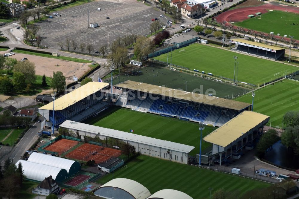 Luftaufnahme Auxerre - Sportstätten-Gelände der Arena des Stadion in Auxerre in Bourgogne Franche-Comté, Frankreich