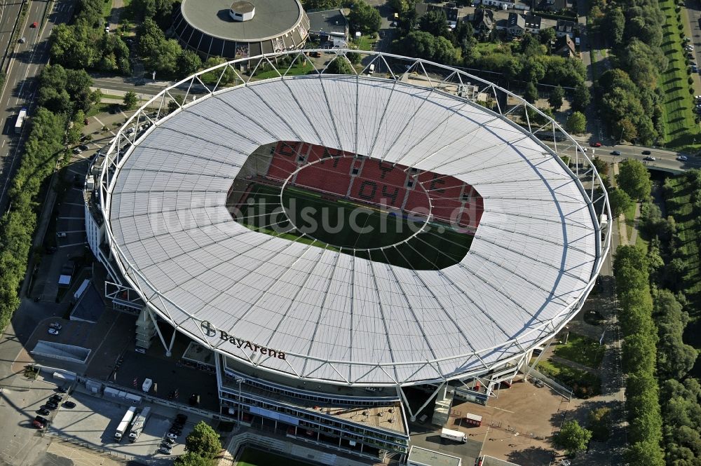 Leverkusen von oben - Sportstätten-Gelände der Arena des Stadion BayArena des Fussballvereins Bayer 04 Leverkusen im Ortsteil Wiesdorf in Leverkusen im Bundesland Nordrhein-Westfalen, Deutschland