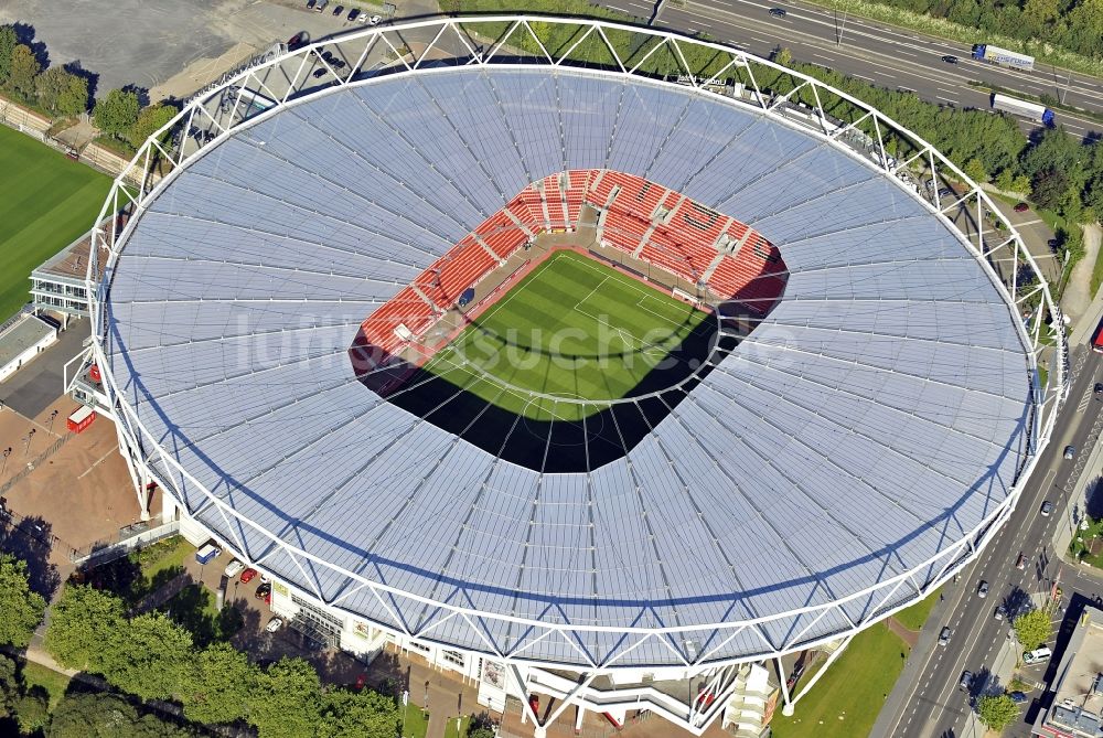 Leverkusen von oben - Sportstätten-Gelände der Arena des Stadion BayArena des Fussballvereins Bayer 04 Leverkusen im Ortsteil Wiesdorf in Leverkusen im Bundesland Nordrhein-Westfalen, Deutschland