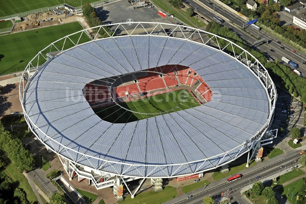 Luftbild Leverkusen - Sportstätten-Gelände der Arena des Stadion BayArena des Fussballvereins Bayer 04 Leverkusen im Ortsteil Wiesdorf in Leverkusen im Bundesland Nordrhein-Westfalen, Deutschland