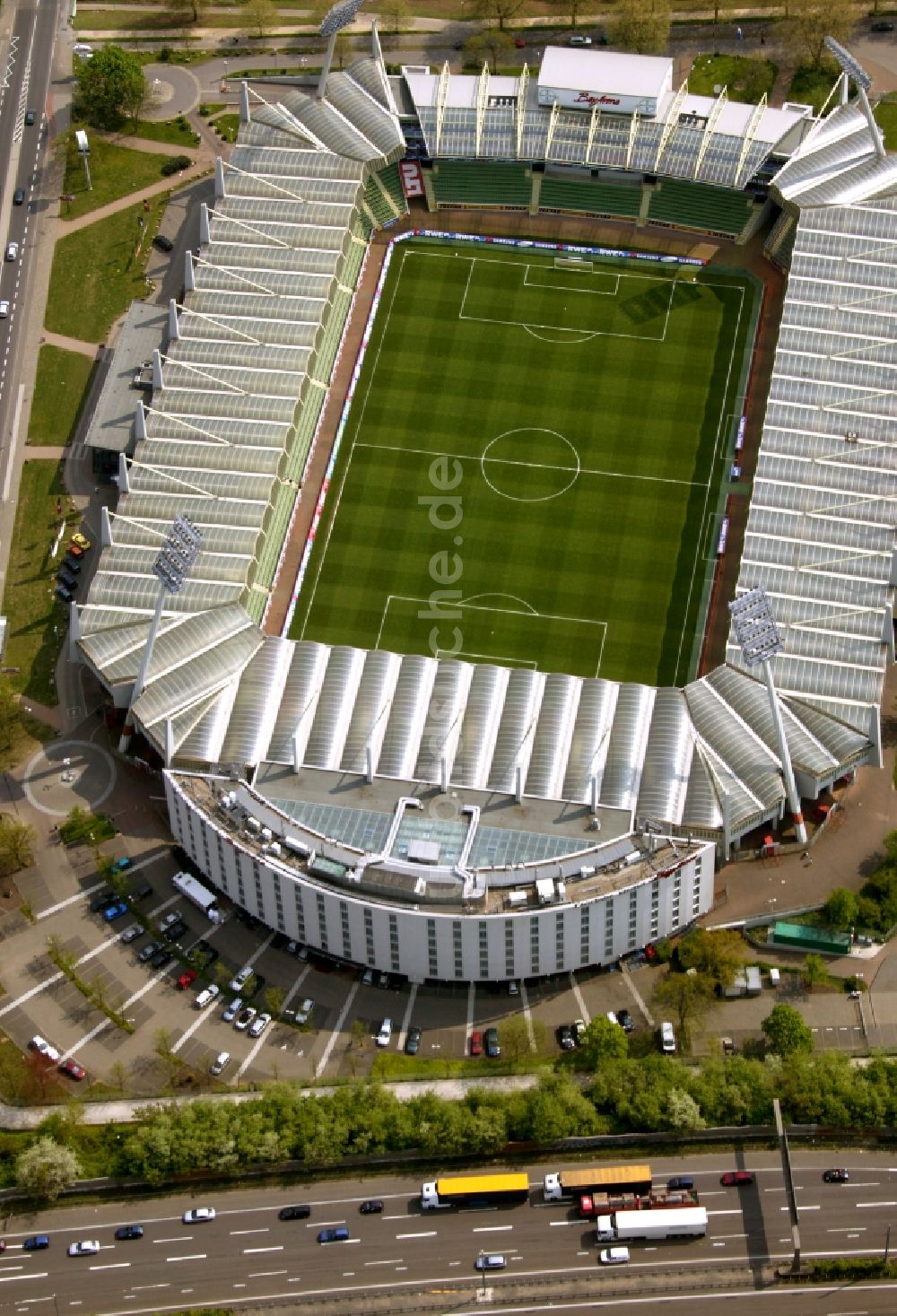 Leverkusen von oben - Sportstätten-Gelände der Arena des Stadion BayArena des Fussballvereins Bayer 04 Leverkusen im Ortsteil Wiesdorf in Leverkusen im Bundesland Nordrhein-Westfalen, Deutschland